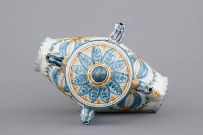 Un ensemble de 3 pichets trompeurs en forme de tonneau, Talavera, Espagne, ca. 1820